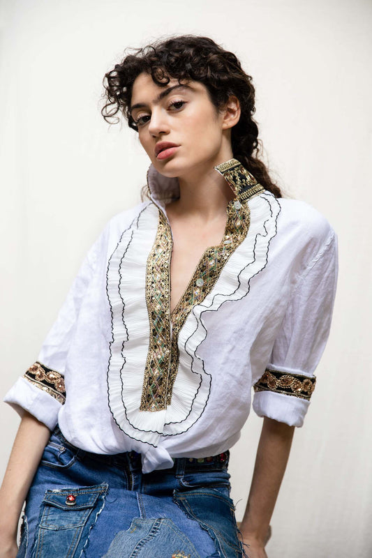 DSM.129 White linen shirt with golden embroideries and ruffles