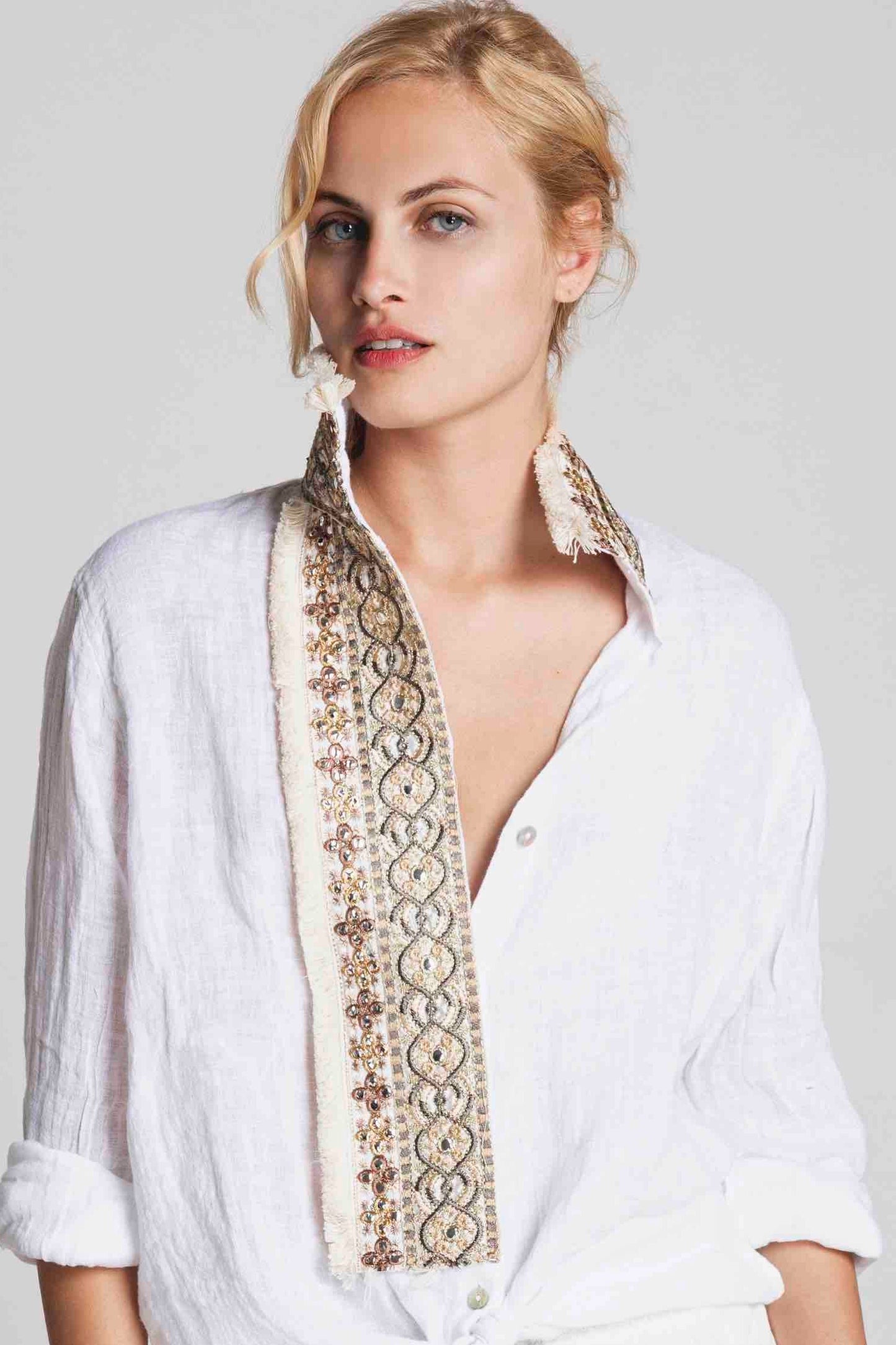 DSM.30 White linen shirt with golden embroideries