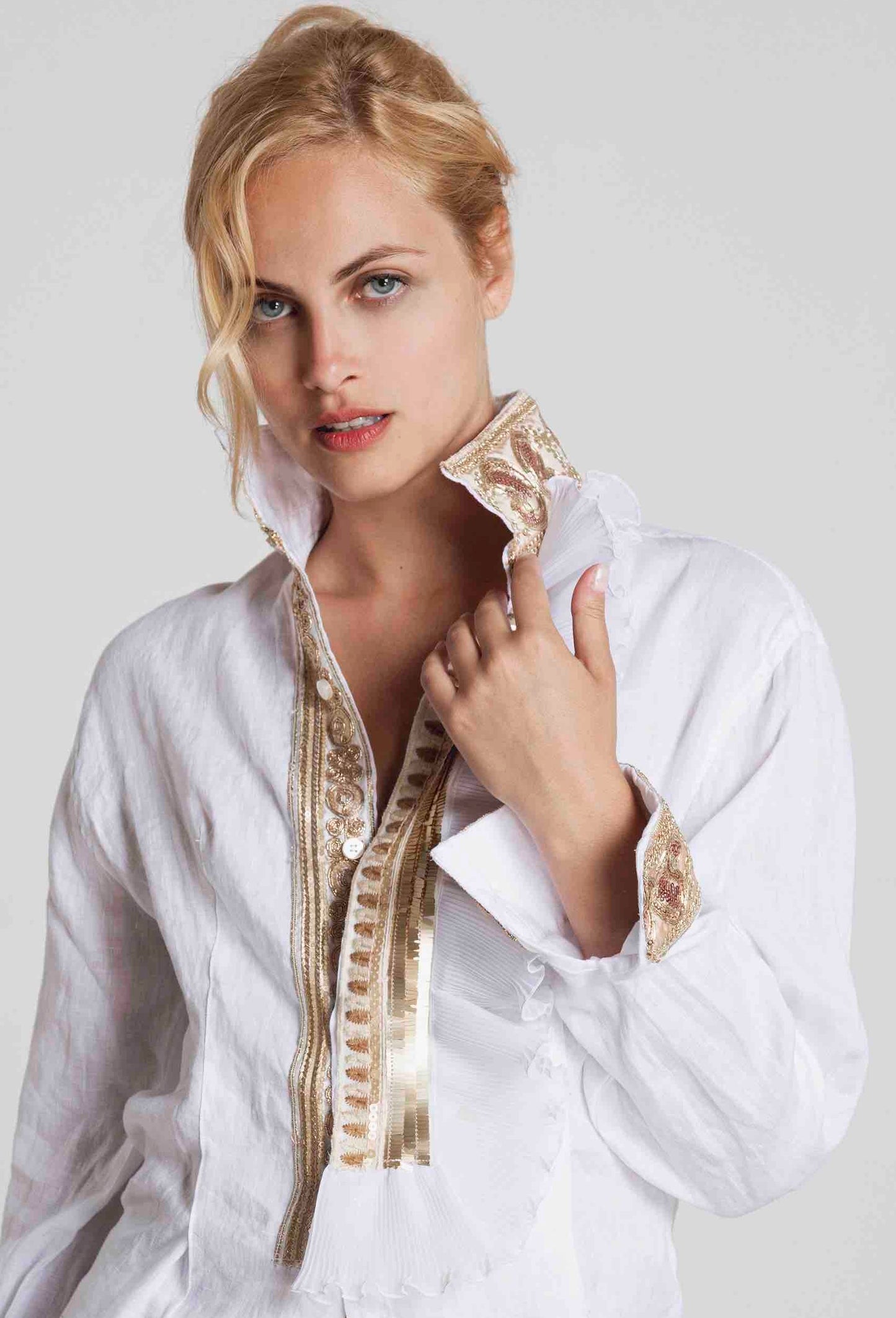 DSM.31 White linen shirt with golden embroideries and ruffles