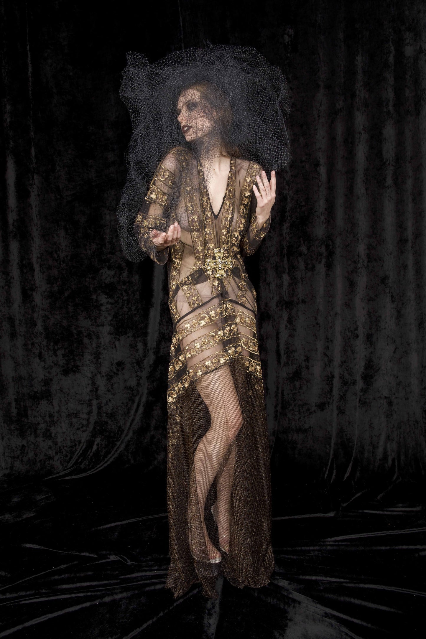 ED.02 Impressive golden lace evening dress.