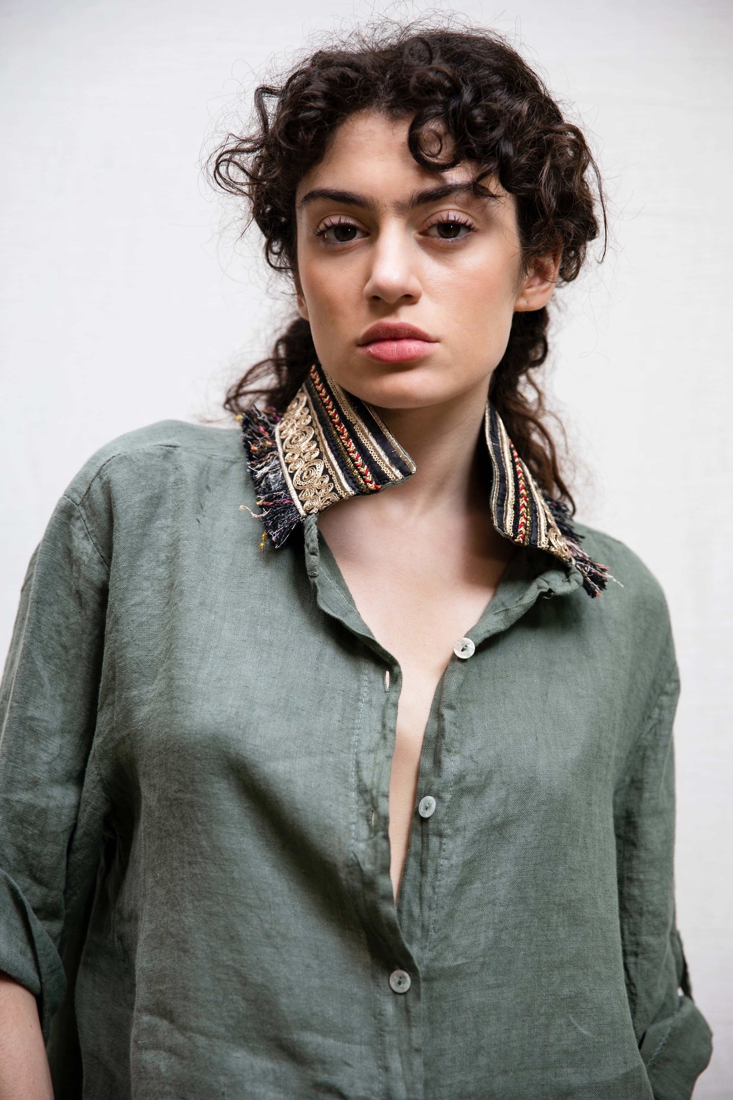 DSM.140 Khaki linen tunic shirt with collar embroideries