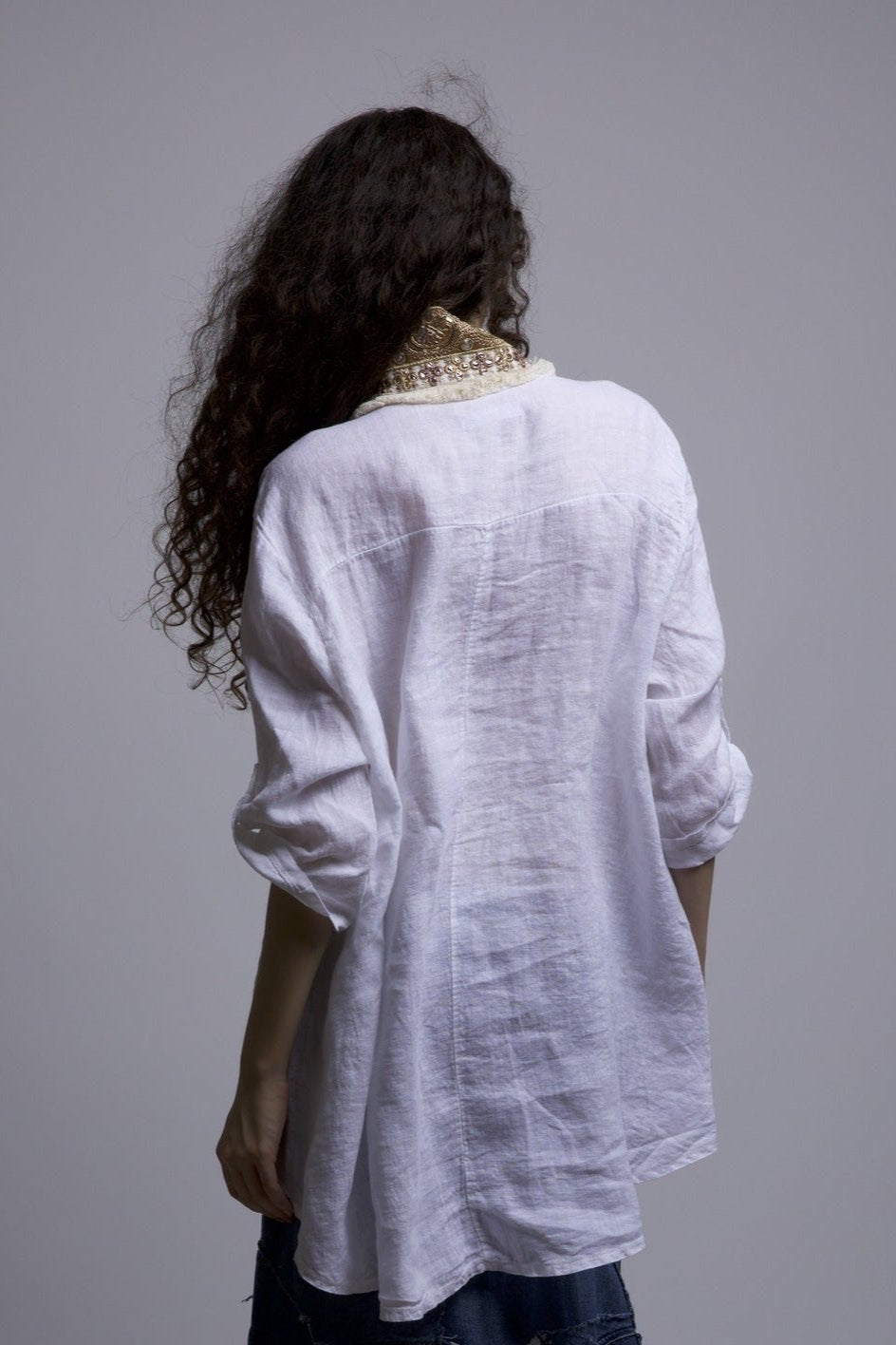 DSM.193 White  linen tunic shirt with collar embroideries.