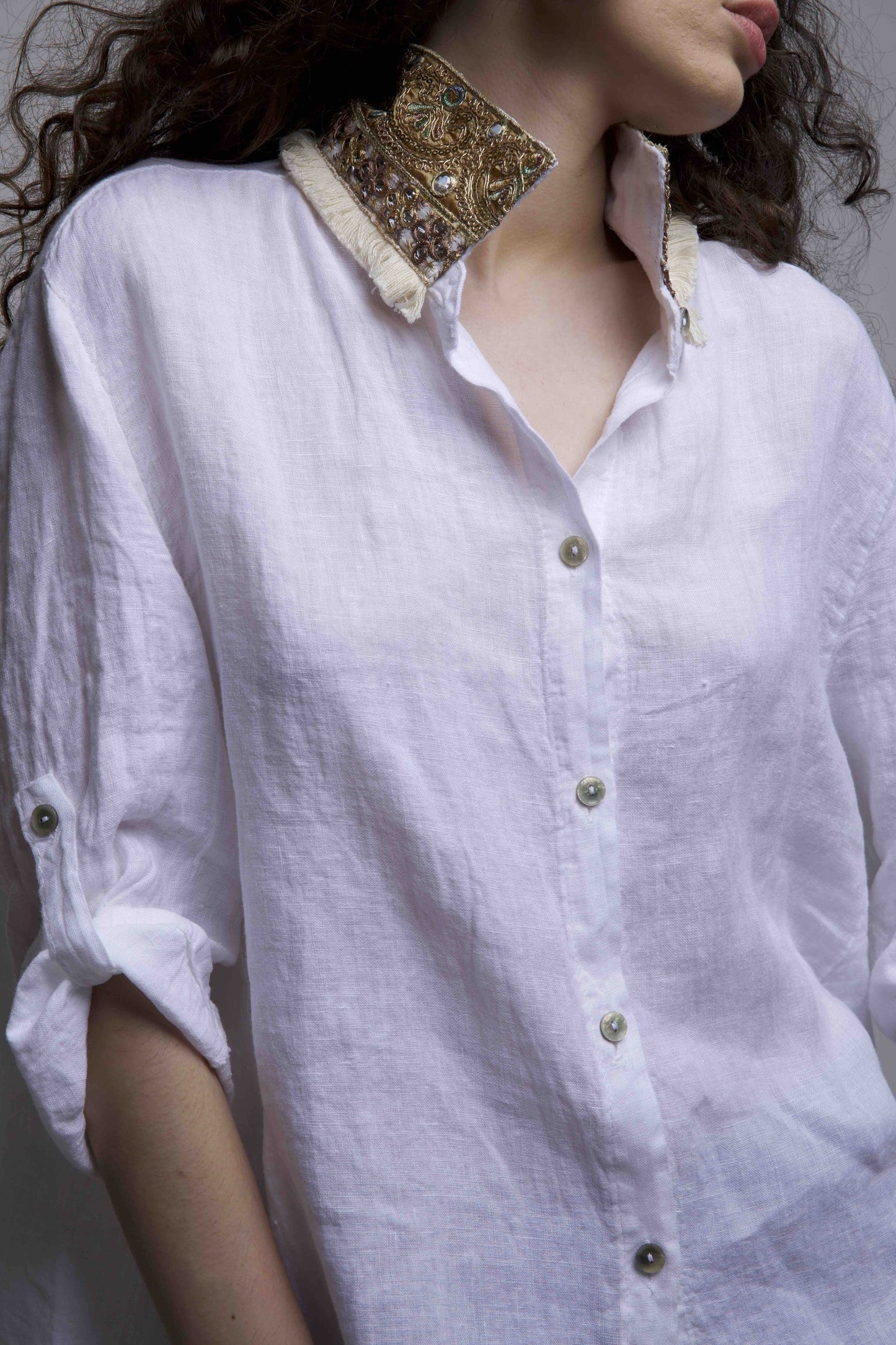 DSM.193 White  linen tunic shirt with collar embroideries.